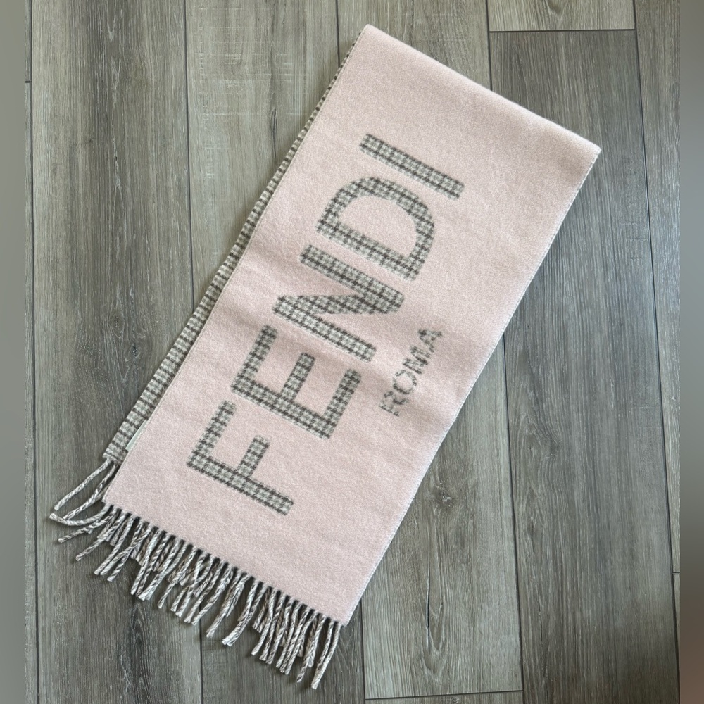 👛👛Fendi Plaid and Light Pink Scarf